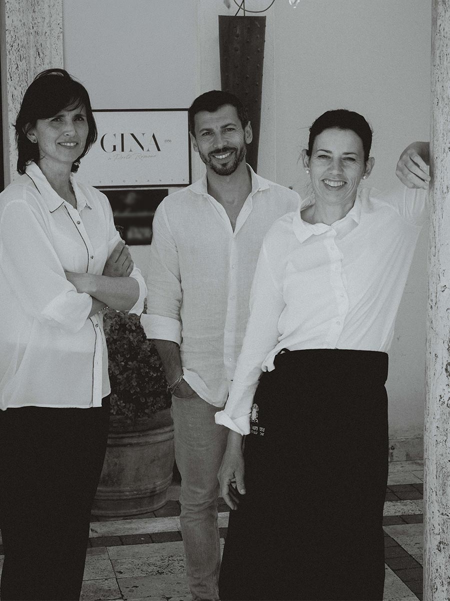 La terza generazione della famiglia davanti all'ingresso di Gina a Porto Romano