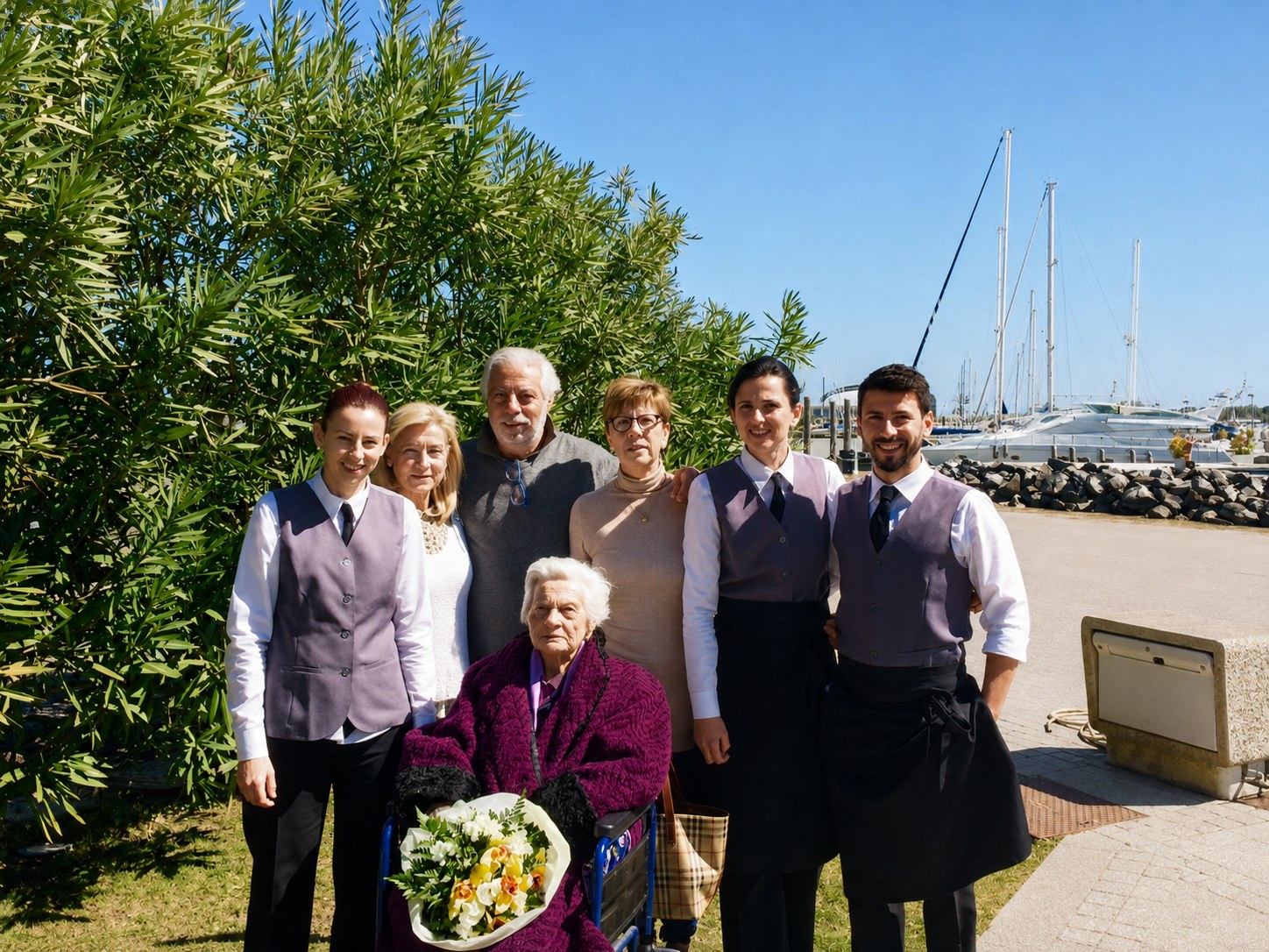 La famiglia riunita con Gina davanti al ristorante alla Marina Resort Porto Romano