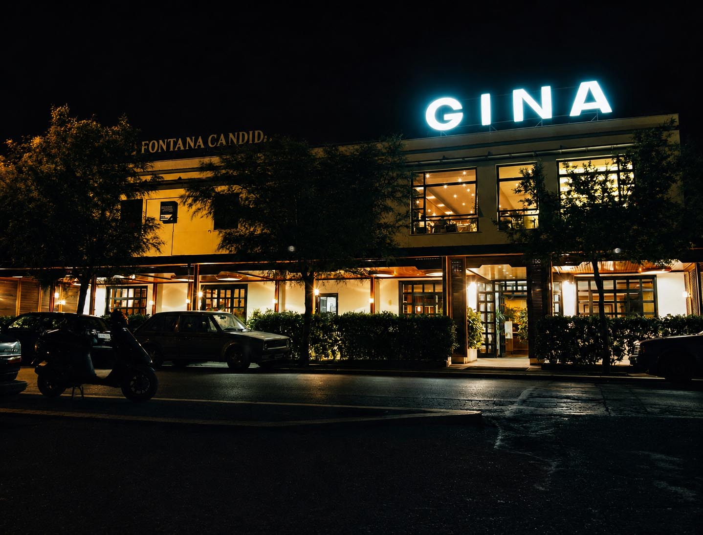 L'insegna luminosa di Gina sulla facciata del ristorante di notte